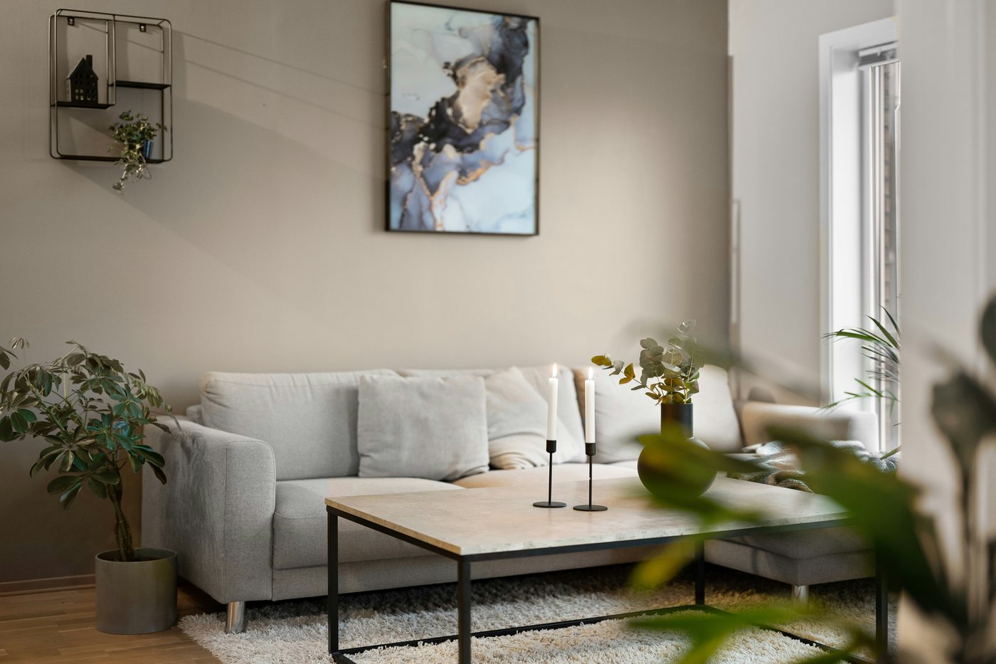 Salón beige con cuadros decorativos
